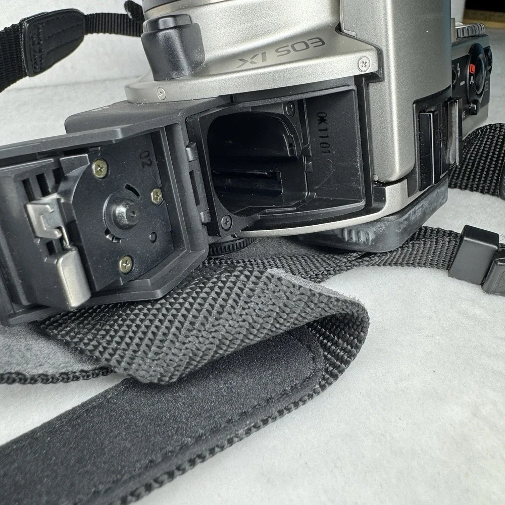 CANON‎ EOS IX 35mm SLR Film Camera - Silver